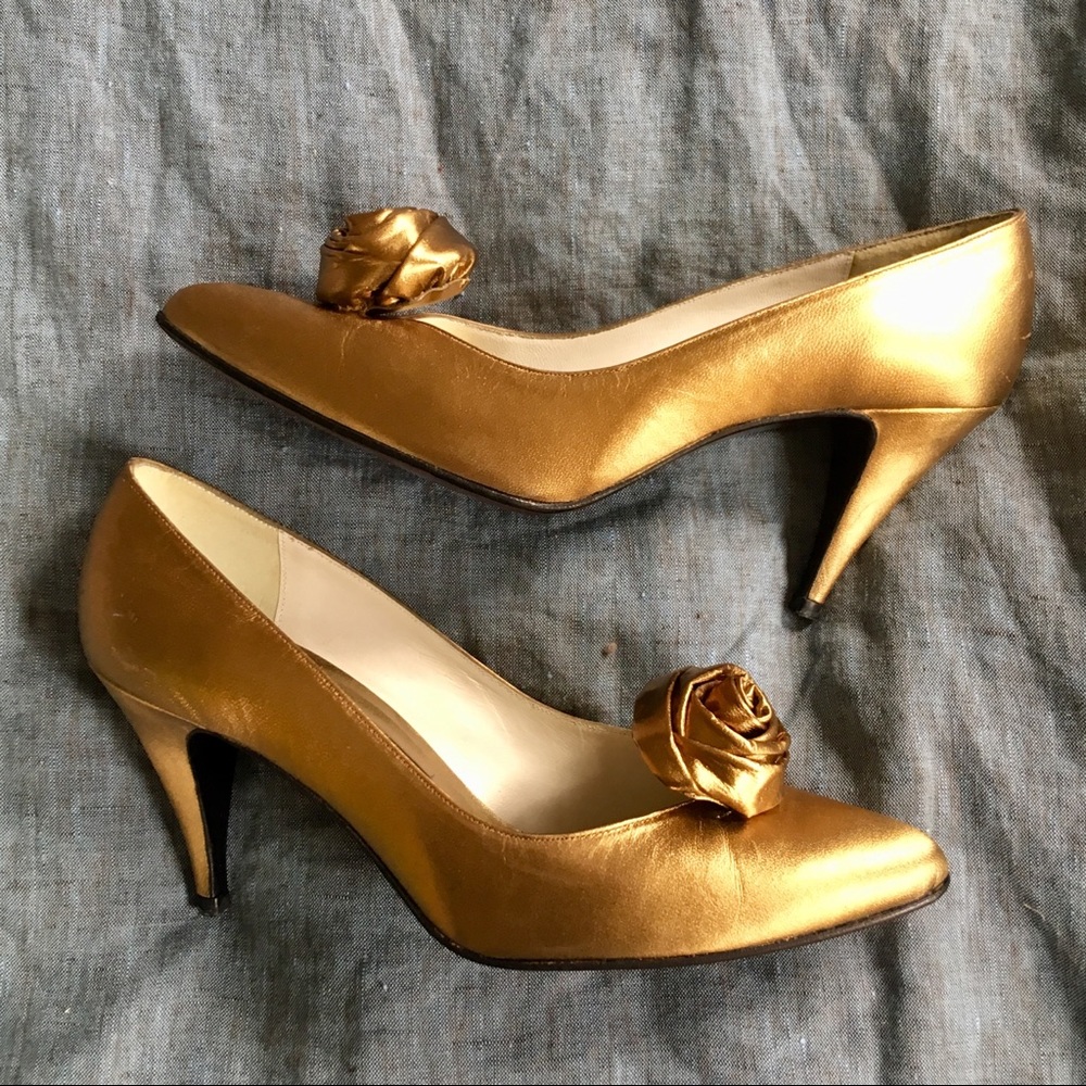 VNTG Stuart Weitzman Gold Rosette Pumps Leather